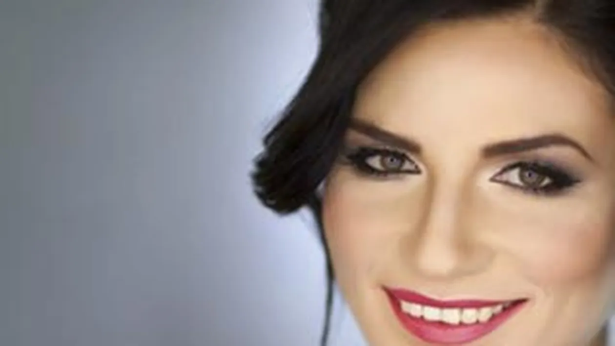 Ellie White are o dantura frumoasa si extrem de alba datorita unor mici trucuri! Vezi cu ce alimente se spala pe dinti