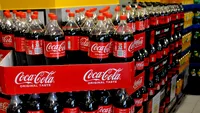 Bei Coca Cola în fiecare zi? Iată pericolele uriașe la care te expui