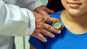 Atenție mare, părinți! Un copil a ajuns la spital cu pielea galbenă, după ce a consumat un aliment în exces