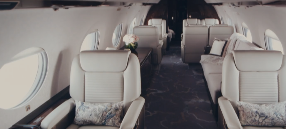 Avionul are dormitor pentru 10 persoane, iar cabina poate fi împărțită în patru zone de locuit diferite