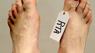 Barbat, gasit mort in casa, cu urme de violenta pe corp! Iubita lui a iesit in strada strigand ca cineva vrea sa o omoare