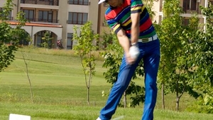 Nu-ti va veni sa crezi cand ai sa vezi acest filmulet! Uite ce face bossul de la “Rosia Montana” in curtea casei lui!
