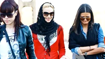 Iulia Vantur se simte bine in jurul celor sfinte! Asteapta Pastele in post, rugaciune si zambete!