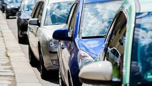Amenzi de până la 50.000 de euro pentru cei care își spală mașina în curte sau pe alei. Unde s-a luat decizia controversată