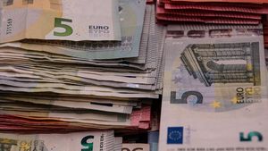 Cât este salariul minim pe economie în România, după ce a fost majorat! Țara noastră, Bulgaria și Ungaria au cele mai mici salarii minime din UE