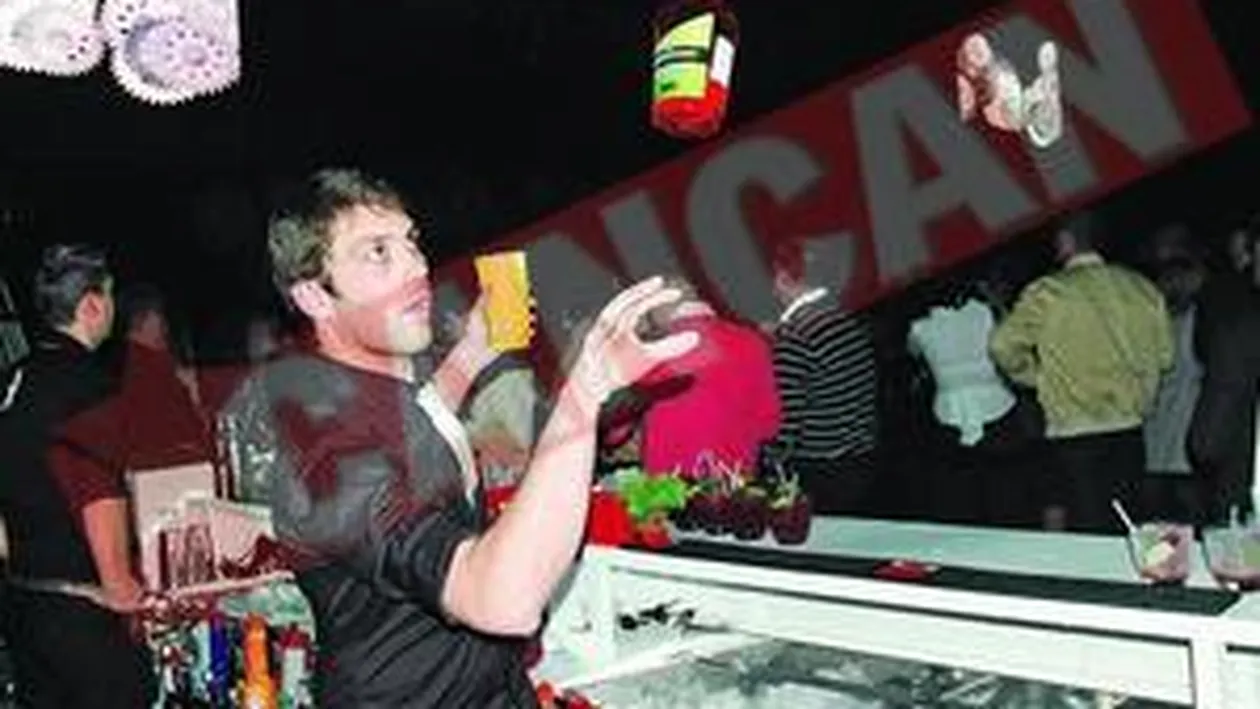 Jonglerii cu sticle la un concurs de barmani