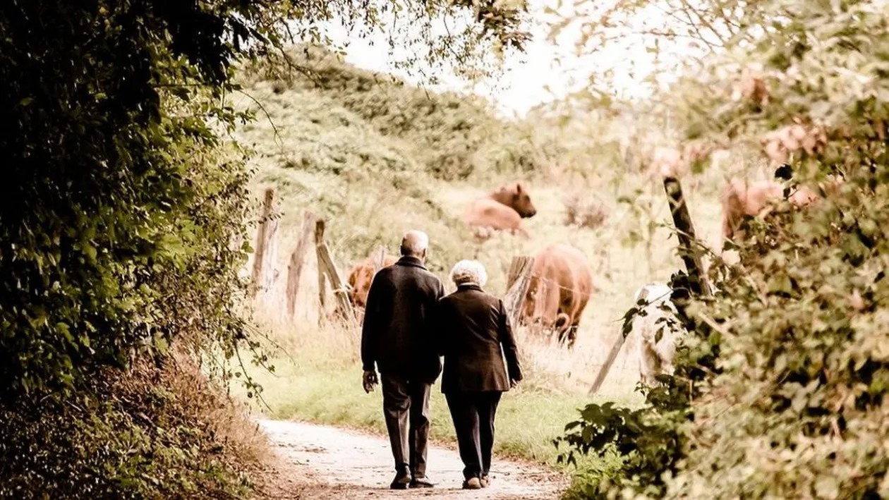 Femeile ar putea ieși la pensie la 65 de ani, la fel ca bărbații! A fost propus proiectul de lege