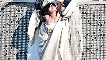 S-a aruncat de la etajul sapte imbracata in mireasa