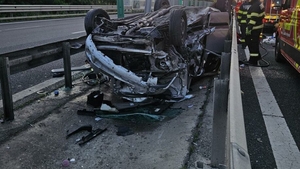 Tragedie pe A1! O fetiță de 5 ani a murit după ce mașina s-a izbit de parapet și s-a răsturnat