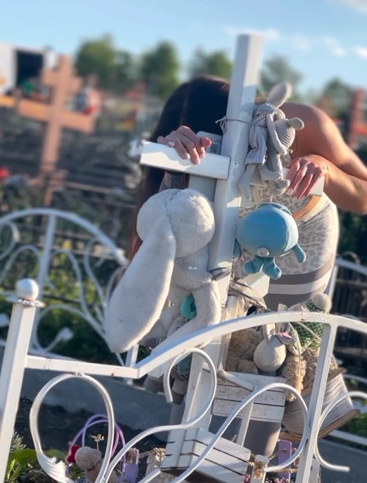 Cristina Scarlevschi, în lacrimi la mormântul fiului ei/ Sursa foto: Instagram