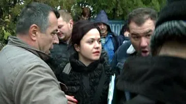 Scandal monstru la Arpechim Piteşti! Executorul judecătoresc a fost bruscat de angajaţi!