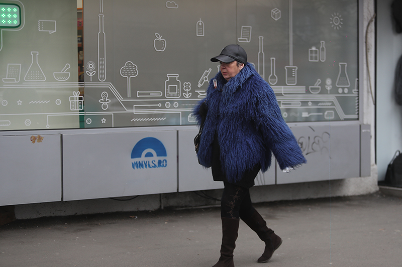 Anca Pandrea, la plimbare prin București, cu poza lui Iurie Darie în piept