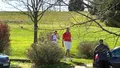 Preşedintele Klaus Iohannis a fost fotografiat pe terenul de golf alături de soţia sa, în judeţul Alba