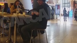 Cel mai în vogă scriitor român a luat prânzul la mall cu… gândurile lui + berea corespunzătoare!