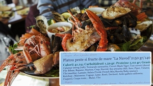 Prețul exorbitant al unui platou cu pește și fructe de mare, într-o cherhana din Năvodari. Costă cât 3 nopți de cazare!