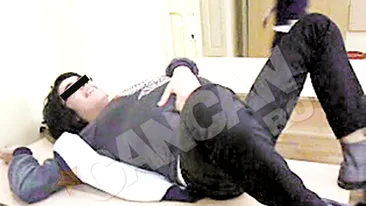 Luminita Anghel, ironizata de fiul ei in sala de clasa. A mimat nasterea in direct pe o banca