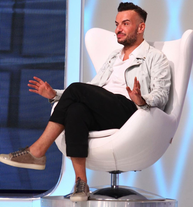 Noi imagini cu Răzvan Ciobanu. Își căuta, grăbit, un taxi