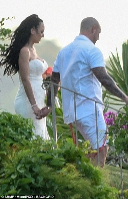 GALERIE FOTO. Au făcut spectacol la nunta tatălui său! Justin Bieber și Selena Gomez, poze incendiare! S-au pipăit de față cu toată lumea!
