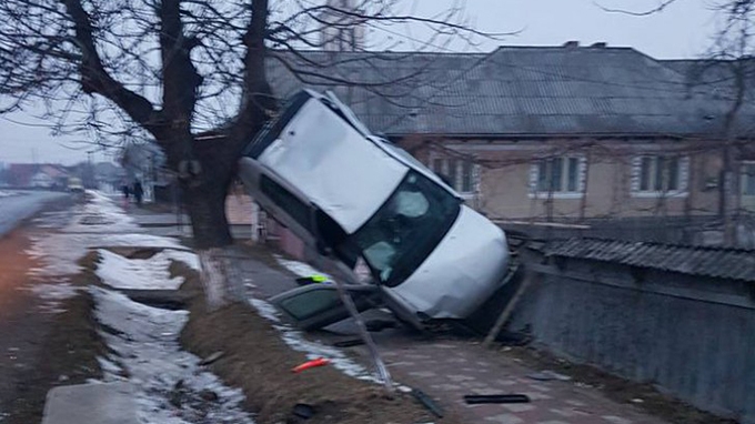 Accident spectaculos: un şofer beat şi fără permis a rămas suspendat cu maşina în copac!