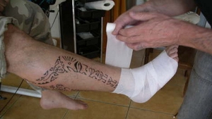 Si-a facut tatuaj si a plecat acasa. Cand s-a uitat la picior a inceput sa planga. Rezultatul e DEZASTRUOS. FOTO