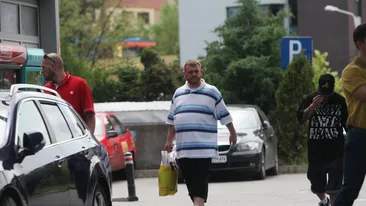 Tataee, schimbare totala de look. A slabit enorm si a renunat la ochelarii de vedere. Vezi aici imagini fabuloase!