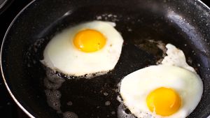 Cel mai tare truc în bucătărie! Ce se întâmplă dacă pui puțină făină în tigaie, când faci ouă ochiuri
