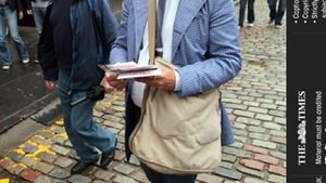 John Malkovich imparte fluturasi pe strada