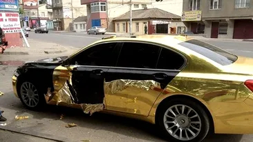 Ce-a patit masina unui smecher! S-a dus cu ea in ghetou sa se dea mare la prietenii lui cu bolidul de aur, iar ei au jucat razuiesti si castigi pe ea - I-au dat dauna totala