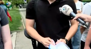 Emoții mari în prima zi de BAC! Cum s-a pregătit tânărul din imagine pentru proba la Limba și literatura română