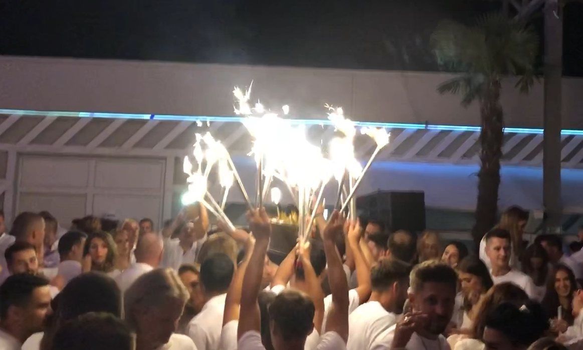 Ștefan Vuza a comandat o caravană de șampanii cu artificii