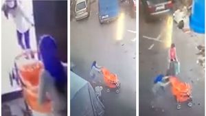Două copile de etnie romă, filmate în timp ce fură un cărucior de copii în plină zi în Tulcea. Cum au fost surprinse mamele lor | VIDEO