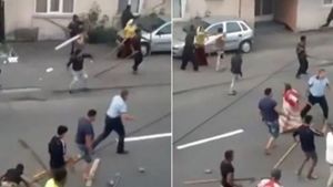 Zeci de localnici din Iaşi, înarmaţi cu bâte şi pietre, s-au războit cu Poliţia şi Jandarmeria