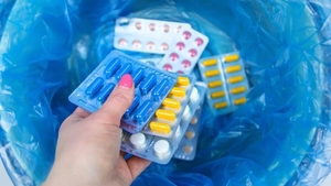 Amenzi URIAȘE pentru cei care aruncă medicamentele expirate la gunoi. Ce prevede noua lege