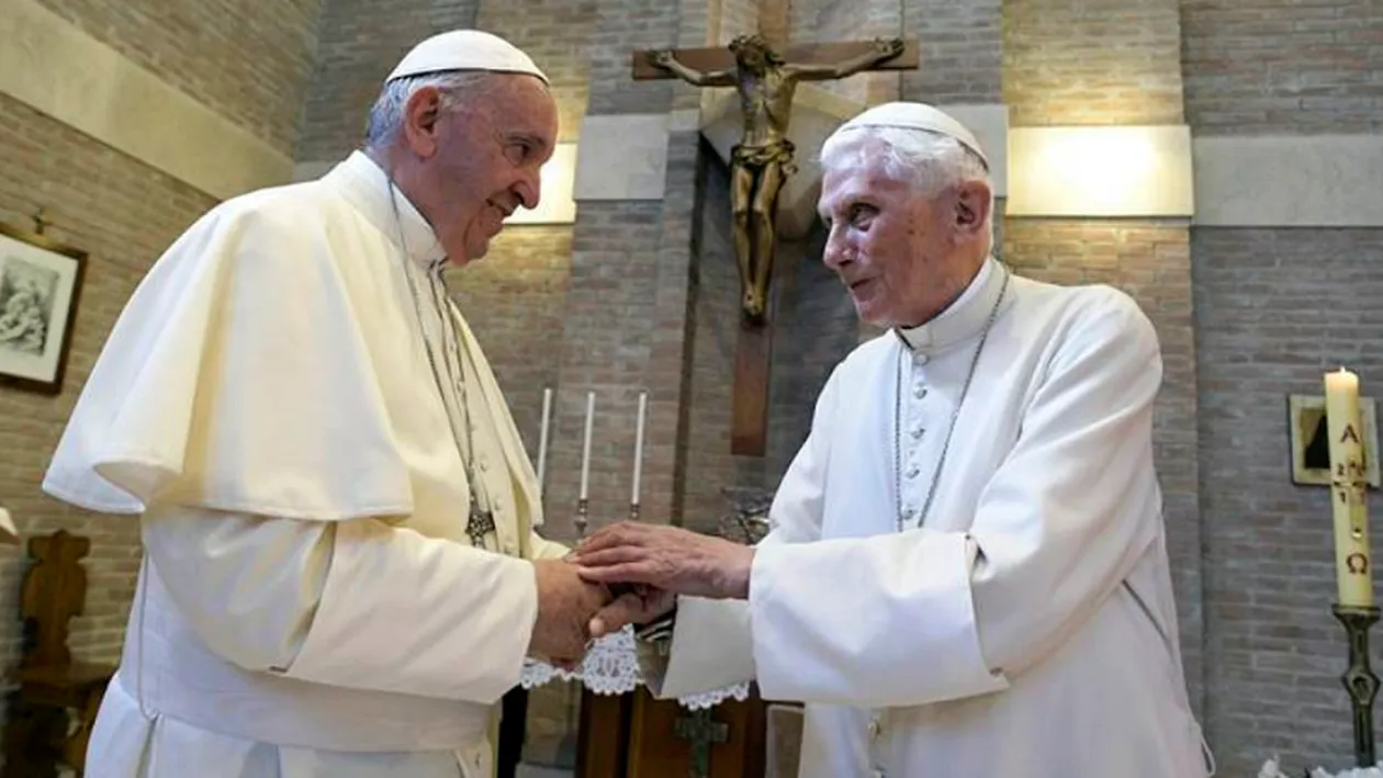 Alertă la Vatican! Papa Benedict se află în stare critică