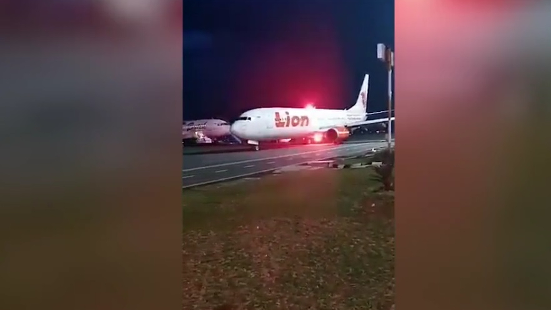 Un avion Lion Air a lovit un stâlp de electricitate la o săptămână după ce o altă aeronavă a companiei s-a prăbușit în Indonezia