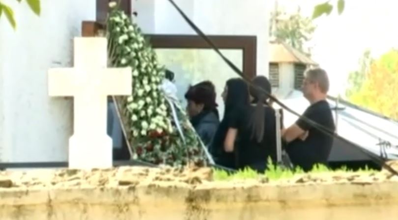 Imagini de la înmormântarea Anei Maria Vasiliu. Cum arăta sicriul după ce a fost scos din biserică