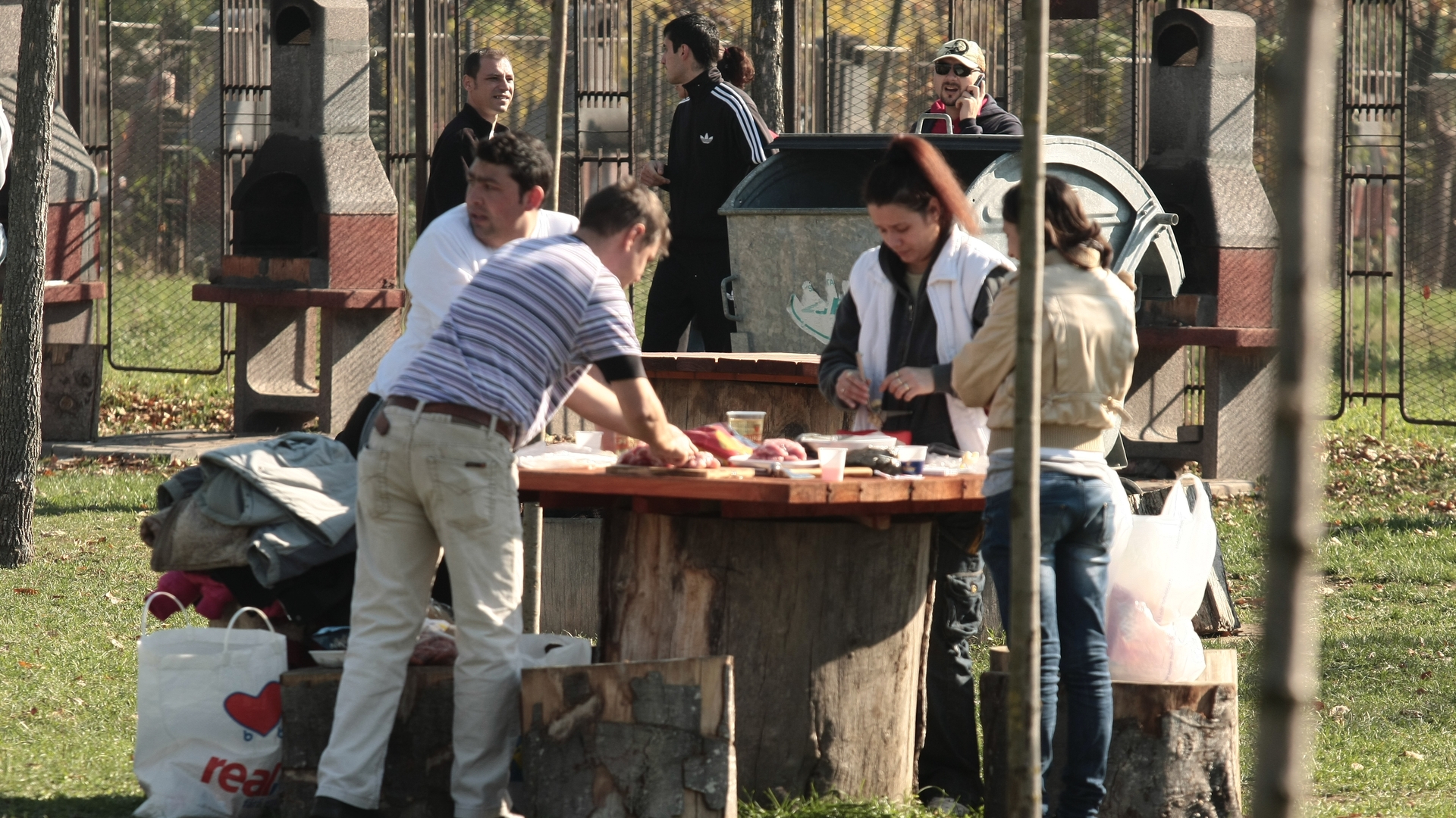 Veste buna pentru bucuresteni: se suplimenteaza gratarele din parcul Lumea Copiilor!
