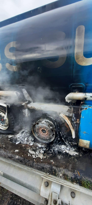 Pericol de explozie pe A1. O cisternă cu benzină și motorină a luat foc| VIDEO
