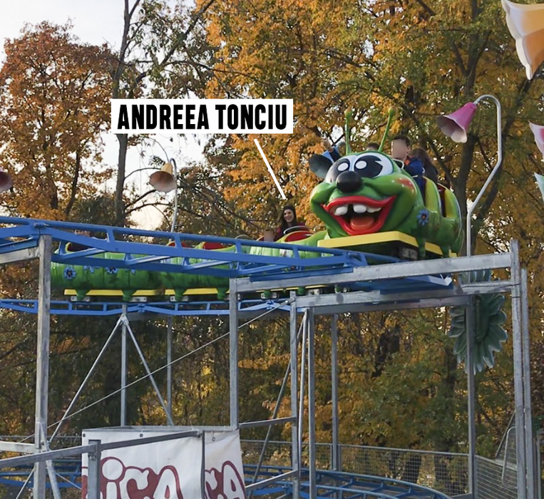 Andreea Tonciu cu fica în parcul de distracții