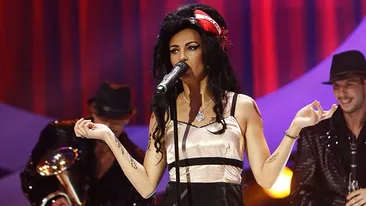 Lora, acuzata ca a urcat beata pe scena si a avut un comportament indecent! Ce s-a vazut cand si-a ridicat fusta