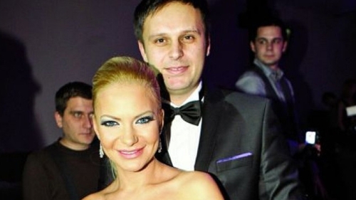 Andreea Antonescu munceste pe branci in Romania, in timp ce sotul ei se distreaza in Las Vegas. Vezi cu cine isi petrece timpul