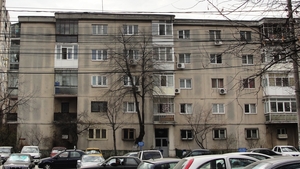 Vecina făcea amor seară de seară, iar el nu a mai suportat. Vezi ce mesaj original i-a lăsat pe ușă
