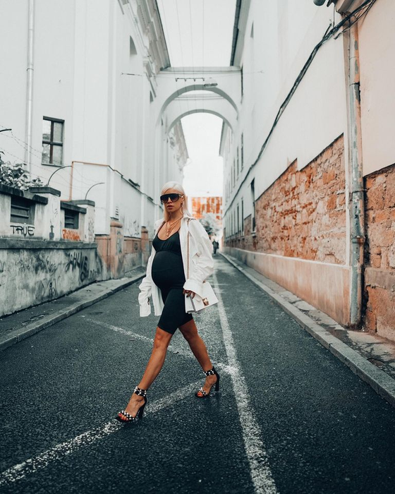 Uite ce sexy graviduță este Alina Ceușan! Fotografia care i-a cucerit pe fani
