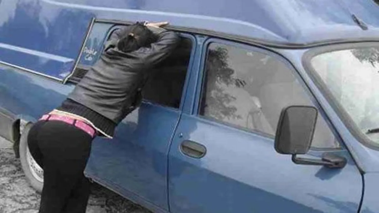 O prostituată străbate țara într-o rulotă. Clienții stau la coadă în fața mașinii