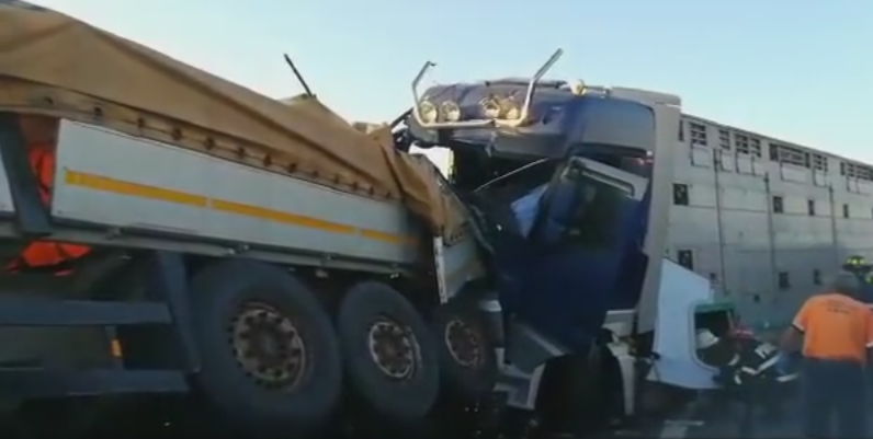 Accident mortal pe Autostrada A1 Arad-Timişoara! Două tiruri s-au lovit frontal