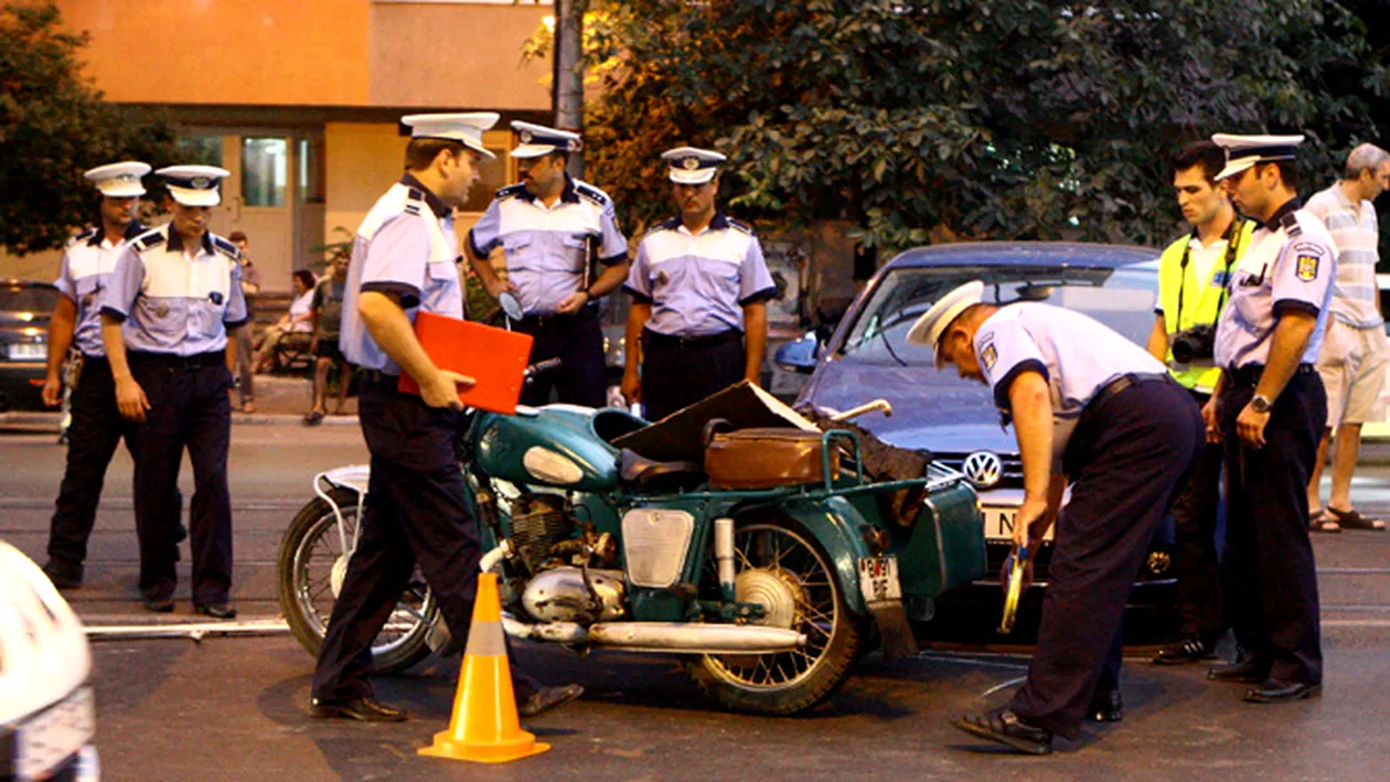 A fost nevoie de 8 politisti pentru a muta din loc o motocicleta implicata intr-un accident! Avea peste 400 de kg!