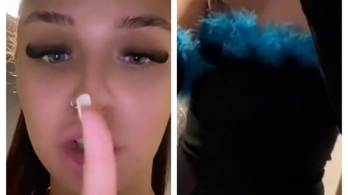 Tânăra din imagine a avut parte de o surpriză neplăcută, după ce și-a cumpărat o rochie de pe internet. Ce detaliu horror a găsit când a deschis coletul