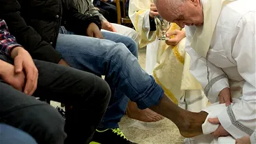Papa Francisc a uimit iar pe toată lumea: A realizat ceremonia spălării picioarelor pentru 12 deţinuţi, printre care şi femei
