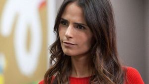 A apărut un nou cuplu în showbiz. Cei doi îndrăgostiți au fost fotografiați, în premieră, la plajă. FOTO