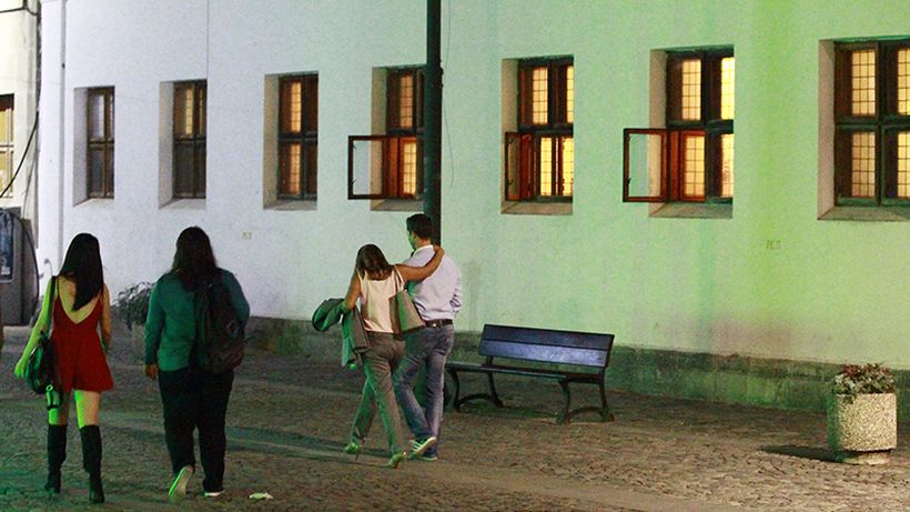 SUPEREXCLUSIVITATE. A primit ”botezul” în România la două săptămâni de la instalare. Primele imagini! ”Contesa” de la Vodafone a făcut chef la Han şi apoi a plecat spre casă îmbrăţişată cu un medic…